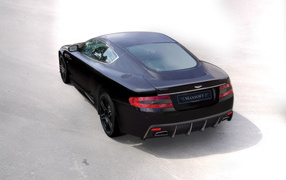 Автомобиль Aston Martin mansory на дороге