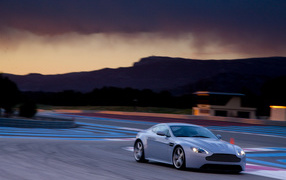 Автомобиль Aston Martin v12 на дороге