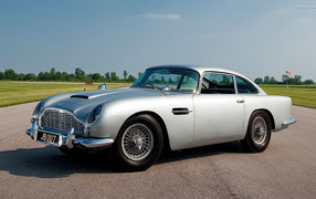 Красивый автомобиль Aston Martin db5 в Москве