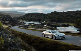 Красивый автомобиль Aston Martin dbs