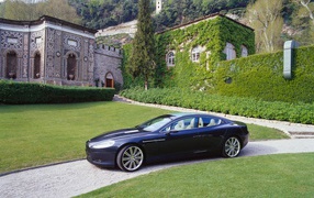 Красивый автомобиль Aston Martin rapide