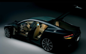 Красивый автомобиль Aston Martin rapide в Москве