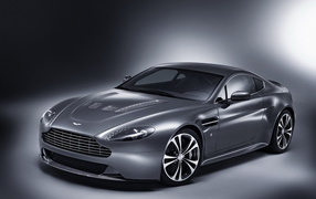 Красивый автомобиль Aston Martin top gear