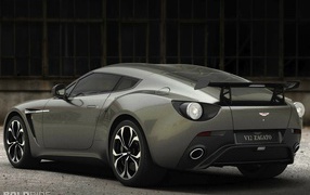 Красивый автомобиль Aston Martin v12 в Москве