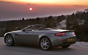 Красивый автомобиль Aston Martin v8 vantage в Москве