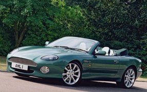 Автомобиль Aston Martin db7 на дороге