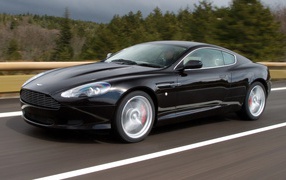 Автомобиль Aston Martin top gear на дороге