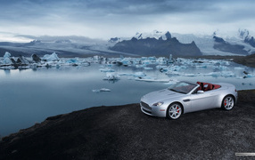 Автомобиль Aston Martin v8 vantage на дороге