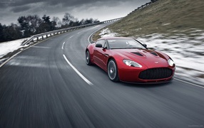 Автомобиль марки Aston Martin модели 2013