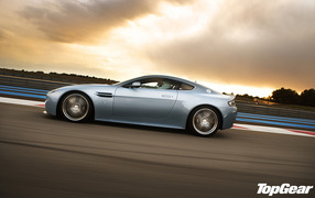 Автомобиль марки Aston Martin модели top gear