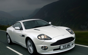 Автомобиль марки Aston Martin модели v12