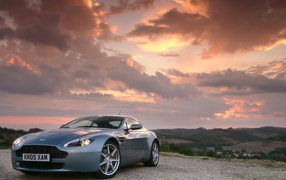 Автомобиль марки Aston Martin модели v8 vantage