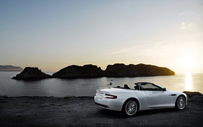 Автомобиль марки Aston Martin модели volante