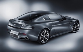 Надежный автомобиль Aston Martin v12