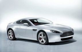 Надежная машина Aston Martin v8 vantage