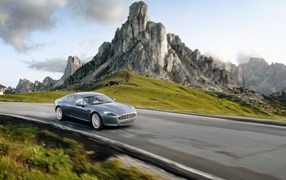 Надежная машина Aston Martin rapide