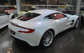 Белый Aston Martin one 77
