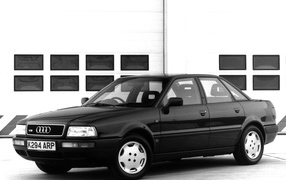 Автомобиль Audi 80 на дороге