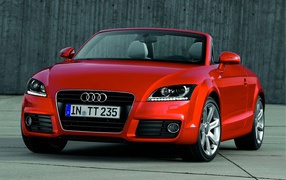 Автомобиль Audi TT 2014 года на дороге