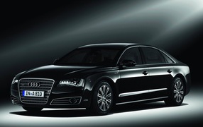 Автомобиль Audi a8 на дороге