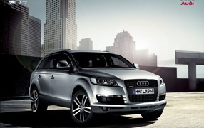 Автомобиль Audi q7 на дороге