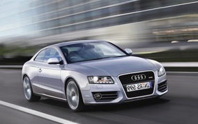 Красивый автомобиль Audi RS Q3 2014 года