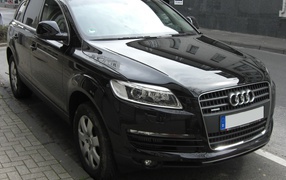 Черный Audi Q7