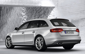 Автомобиль марки Audi модели avant