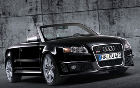 Черный Ауди кабриолет