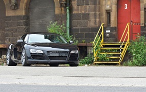 Ауди у лестницы