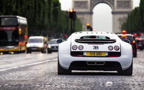 Bugatti at the arc de Triomphe