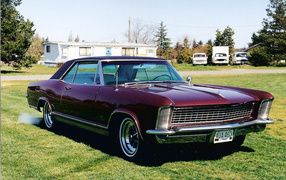Вишневый buick riviera 1971