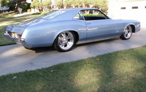 Серый buick riviera 1971