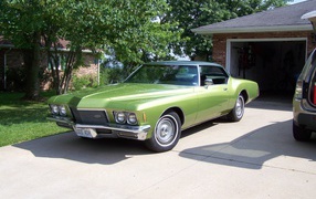 Зеленый buick riviera 1971