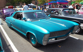 Бирюзовый buick riviera 1971