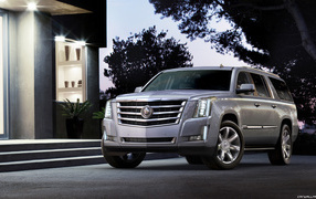 Серебристый Cadillac Escalade 2014