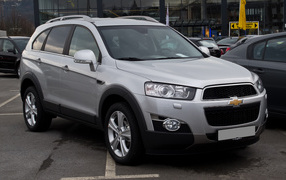 Автомобиль Chevrolet Captiva 2014 на дороге