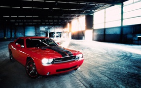 Красный Dodge challenger