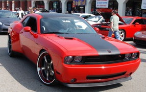 Красный Додж на улице