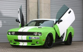 	   Green Dodge Challenger