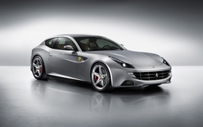 Серебристый Ferrari FF