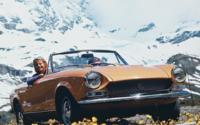 Красивый автомобиль Fiat 124