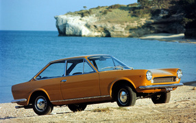 Красивый автомобиль Fiat 124 в Москве