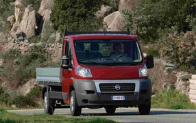 Автомобиль Fiat Ducato на дороге