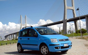 Автомобиль Fiat Panda на дороге