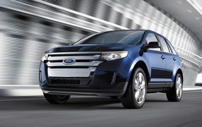 Автомобиль Ford Edge 2014 на дороге
