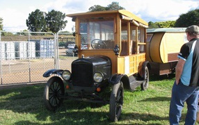 Деревянный автомобиль Форд