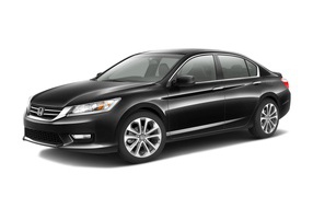 Автомобиль Honda Accord 2013 на дороге