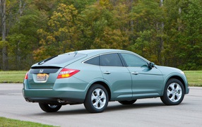 Красивый автомобиль Honda Crosstour