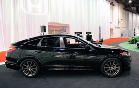Красивый автомобиль Honda Crosstour в Москве
